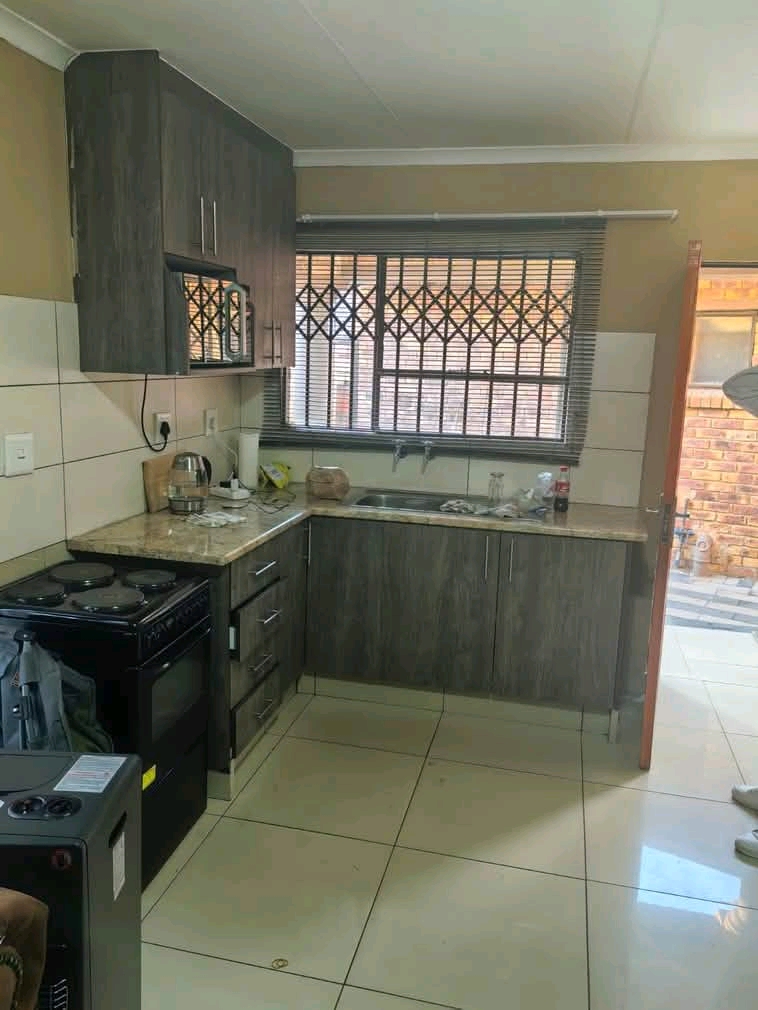 1 bedroom cottage 
r4600 pm
r4600 split 
�  in Norkem Park