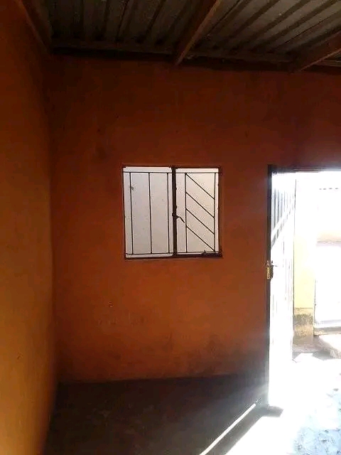 Garage size room available @hospital view sam  in Tembisa