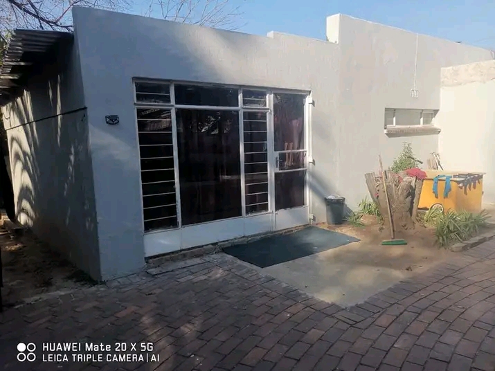 1 bed cottage available 
rent is r4950 depos  in Randpark Ridge