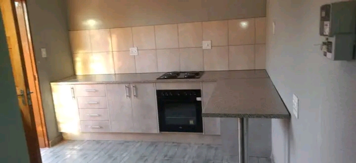 Cottage
rent r4000
deposit same 

  spaci  in Dawn Park