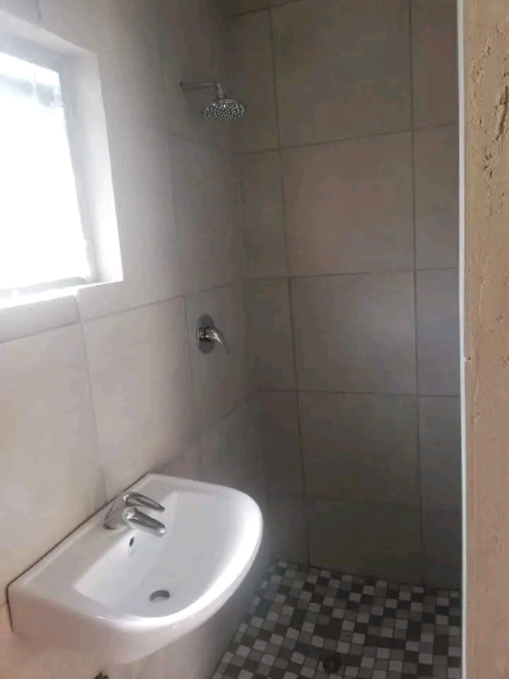 Room to rent (own shower and toilet)  ext 8 p  in Palm Ridge