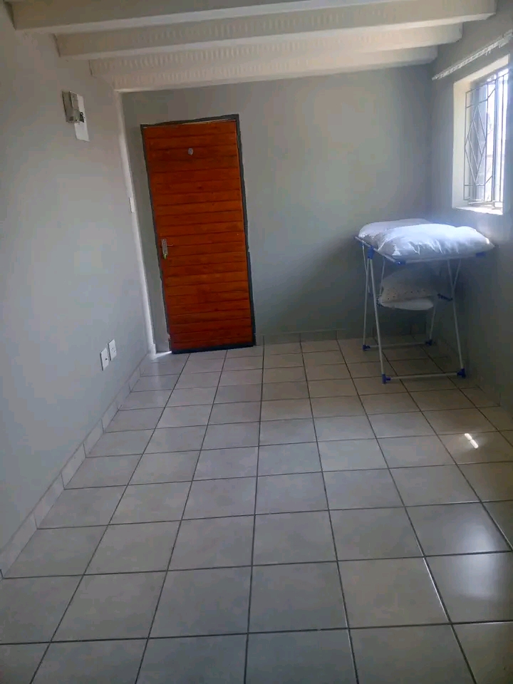 Bachelor available immediately ext 1r2500pm a  in Kaalfontein
