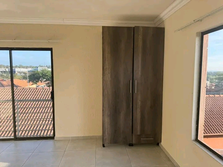 Bachelor room available in ext 36.

bachelo  in Olivenhoutbosch