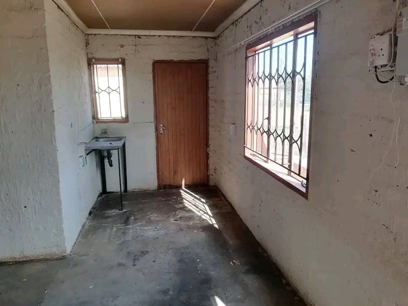 House for rent in golden gardens, circle 3, r  in Sebokeng