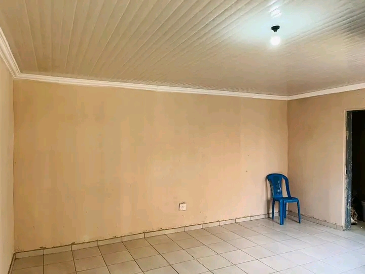 A spacious bachelor unit in ext 1.immediately  in Rabie ridge