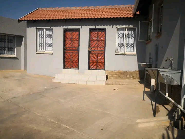 Room available, 104 afghanistan avenue ext 10  in Cosmo City
