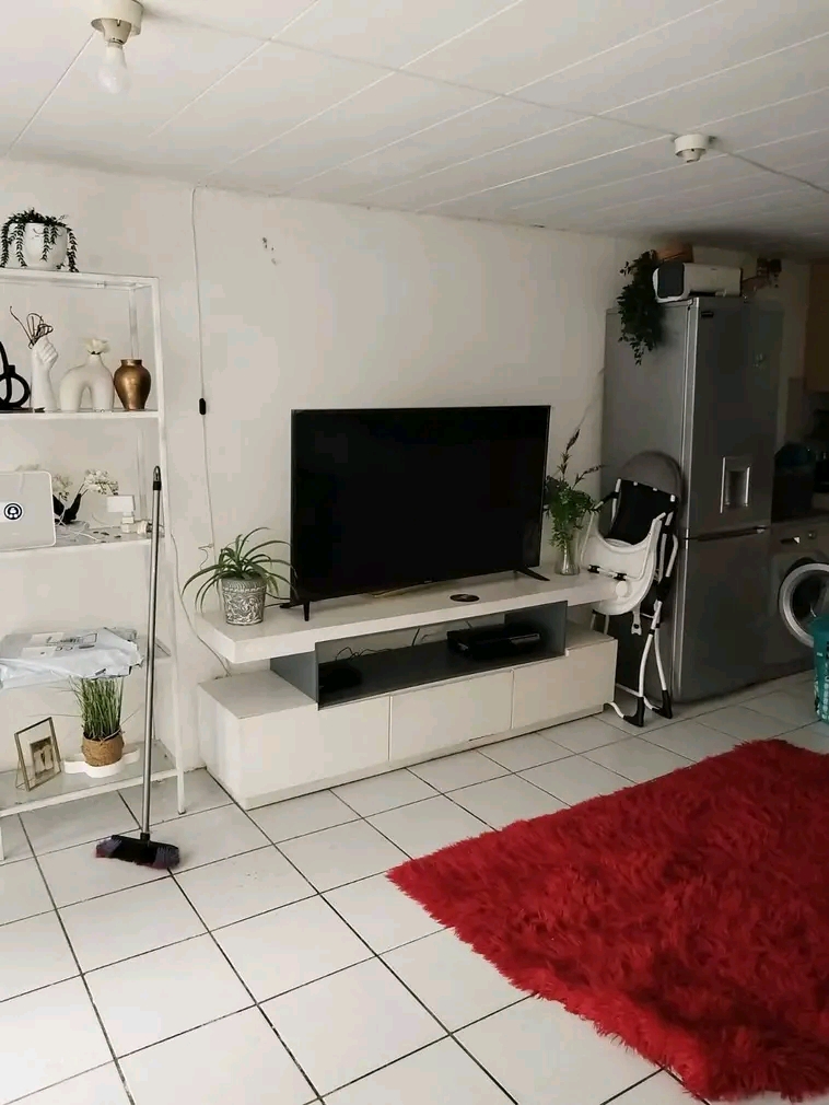 2 bedroom cottage to rent 

parking availab  in Lombardy East