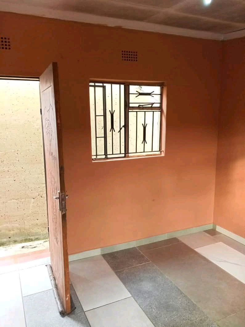 Medium room available rent r1200* water and e  in Dube