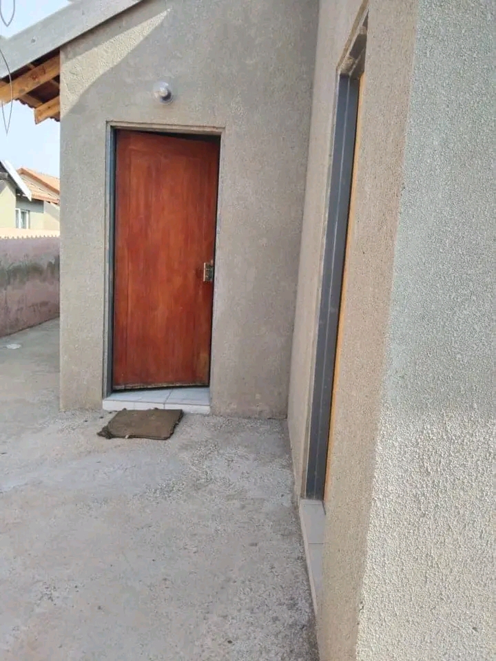 1 room to rent in ext 6
no 21753/3
legokobu  in Vosloorus
