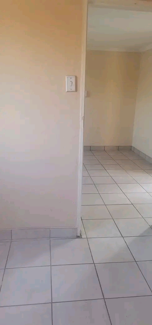 2 rooms to rent in oakmoor for r2200. 1 bedro  in Tembisa