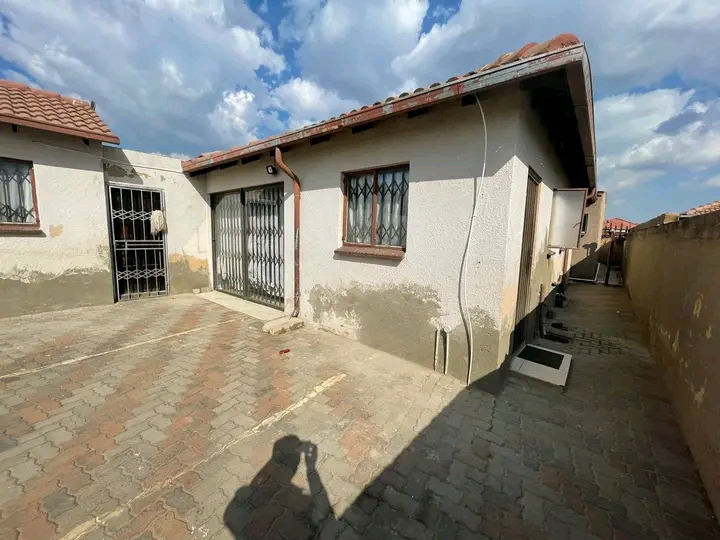 3 bedroom house to rent 
r6000 rental 
r600  in Birch Acres