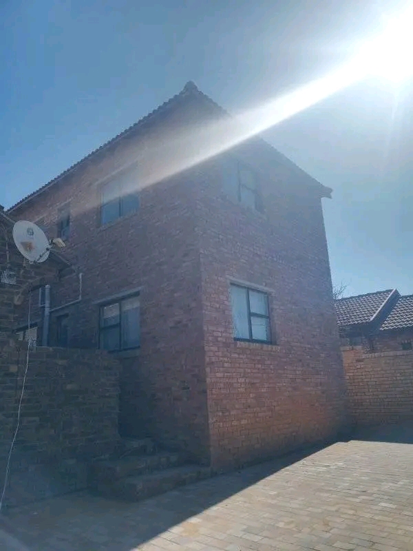 Large 1 bedroom cottage with a fitted kitchen  in Norkem Park