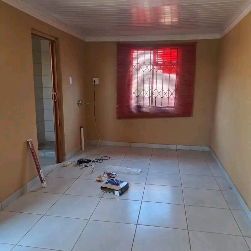 Ensuit available immediately at phase 1 near   in Dobsonville
