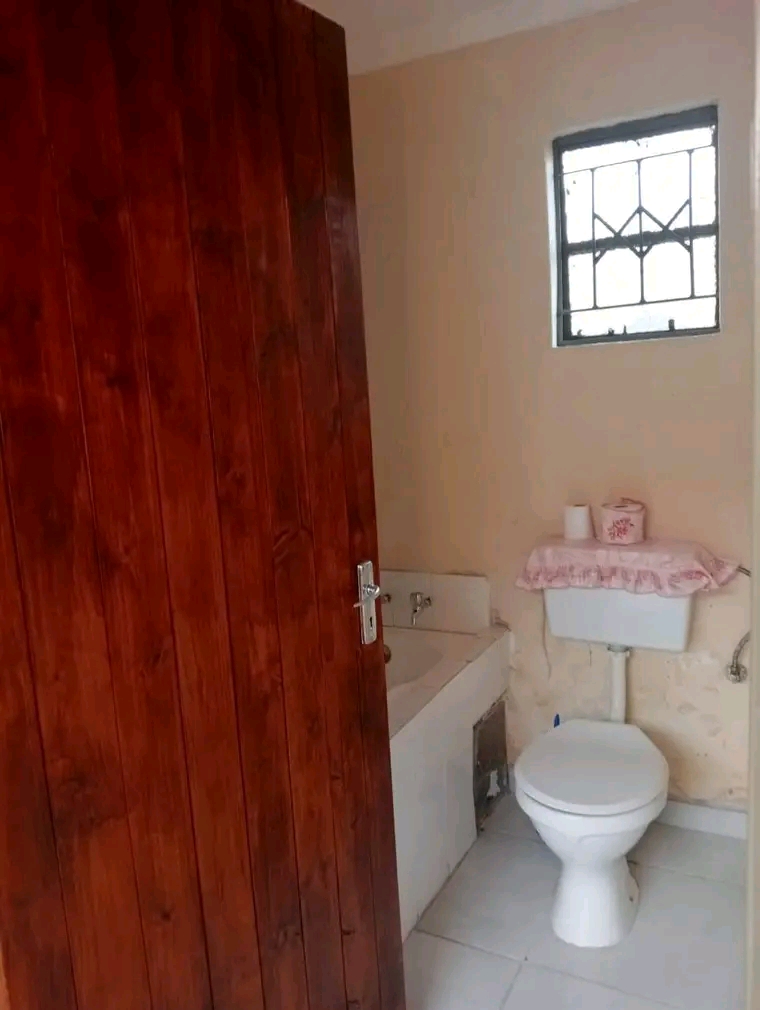 Room to rent ext 25
r1200 + deposit 
contac  in Vosloorus