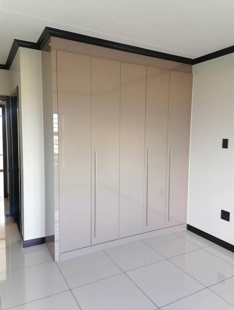 3 bed apartment 
available now
a spacious d  in Blue Hills