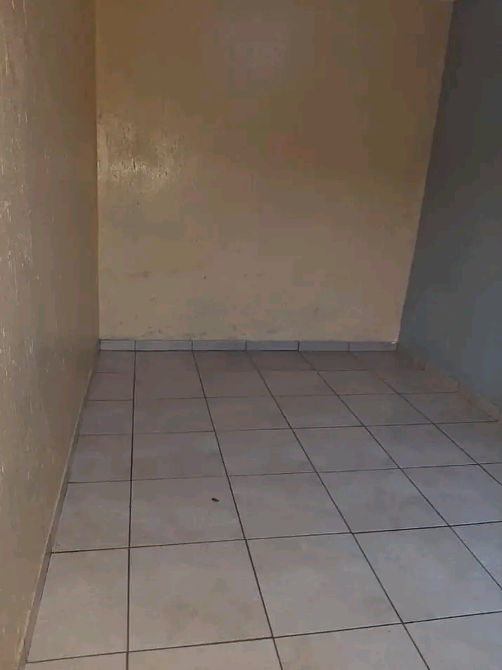 Standard room available at zone4 rent r1000 s  in Meadowlands