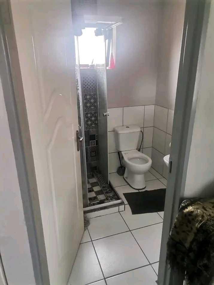 2x 2 bedrooms upstairs  cottage comes with fi  in Norkem Park