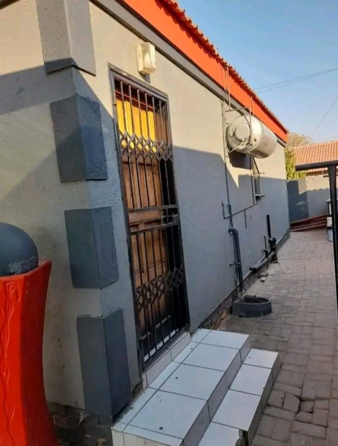 A beautiful backroom in block ff r4000
2 bed  in Soshanguve