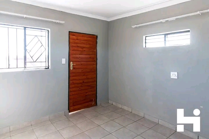 Standard rooms are available at ext 2.
text   in Kaalfontein