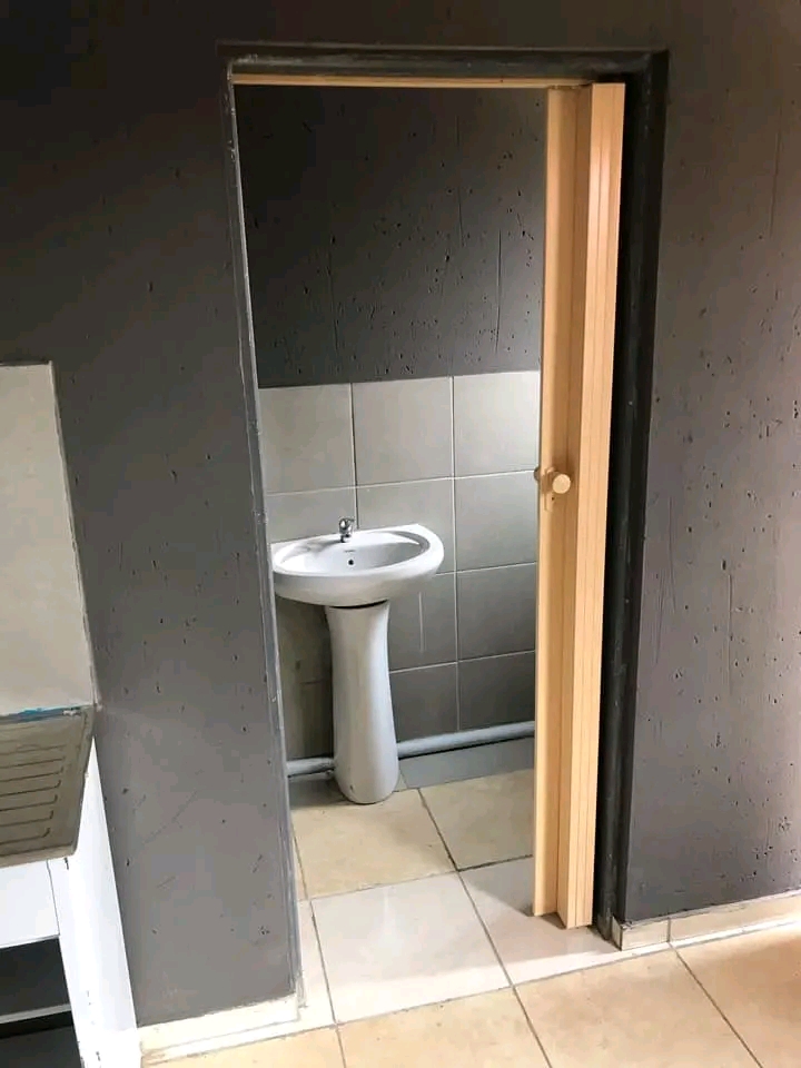 Room available today with own shower and mini  in Lufhereng