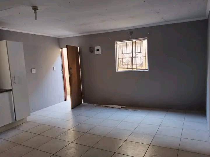 Spacious bachelor unit available to rent imme  in Birch Acres