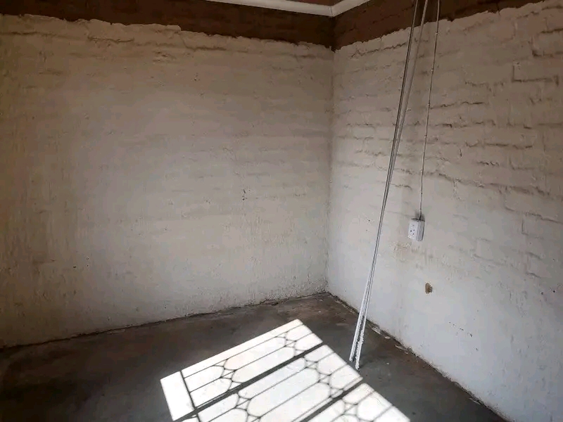 House for rent in golden gardens, circle 3, r  in Sebokeng