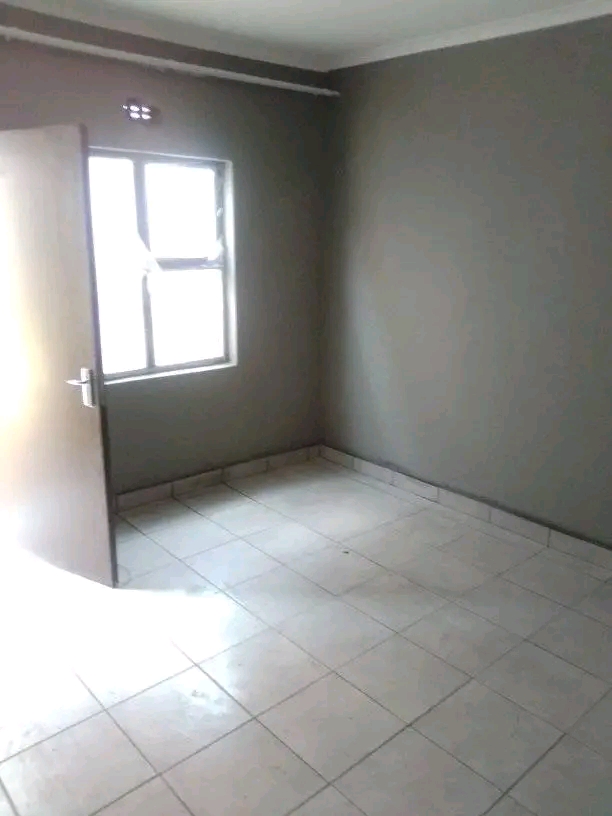 Room to rent in extension 9
-price r1000
-s  in Katlehong