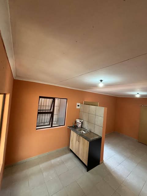 2 roomed bachelor accommodation toilet n show  in Leondale