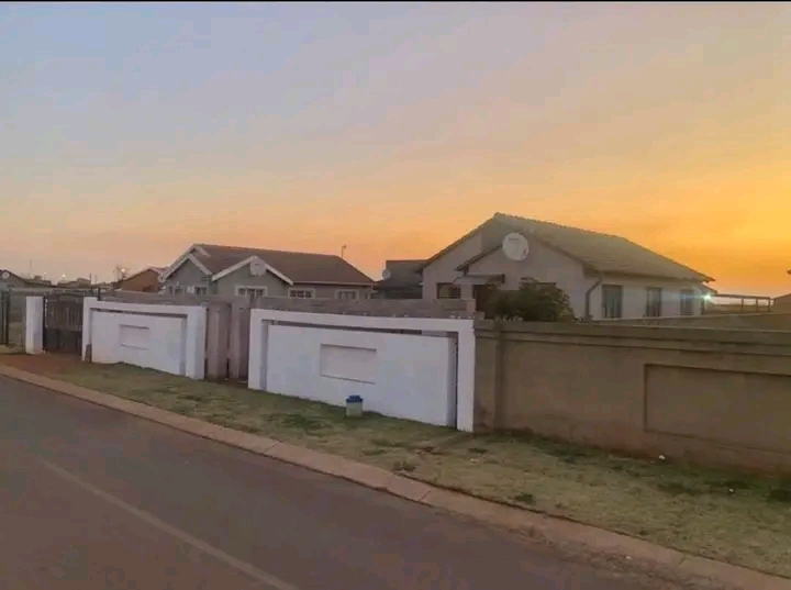 Area:mapleton📍
rent :r6000 plus deposit
  in Vosloorus