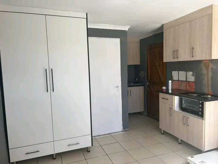 A spacious bachelor cottage available 5min wa  in Birch Acres
