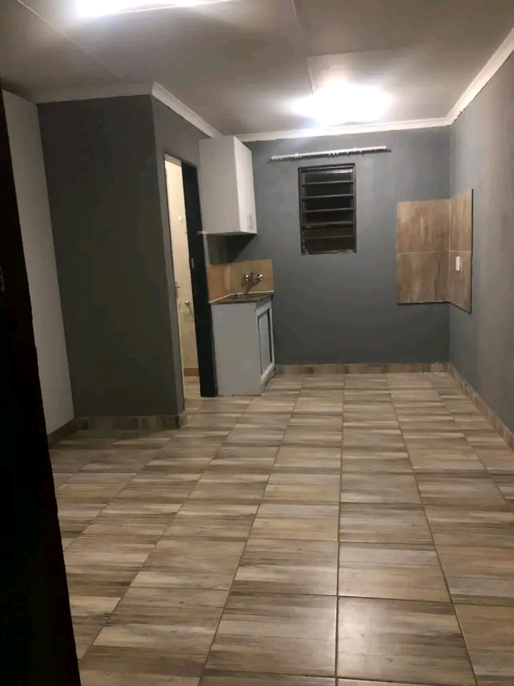 En-suite room to rent at extension 40 for r23  in Protea Glen