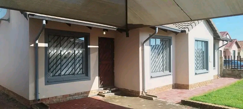 3 beds 2baths freestanding house is situated   in Ormonde