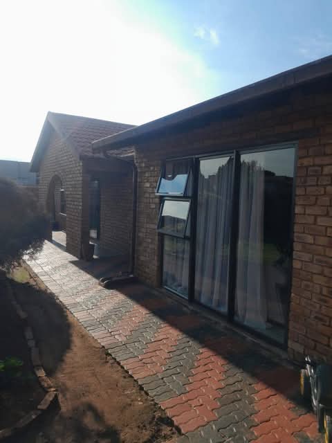 Spacious family home for rent
features:
- 3  in Vosloorus