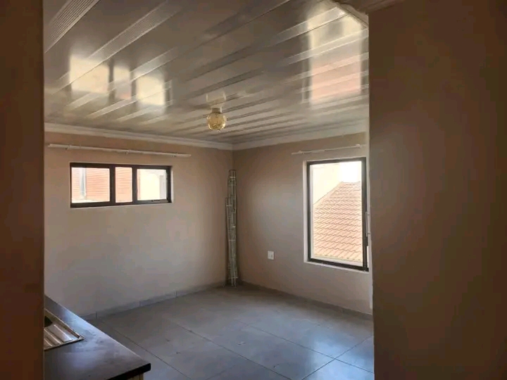 Teanong(near swazi inn) bachelor room availab  in Tembisa