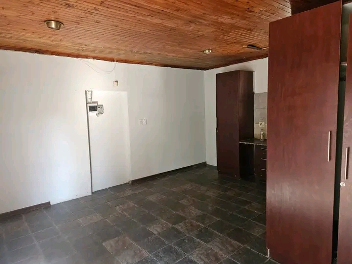 Spacious garden cottage available immediately  in Lombardy East