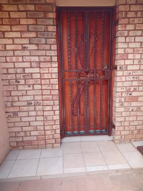 A very huge cottage in ext 2 goes for r2800 m  in Naledi