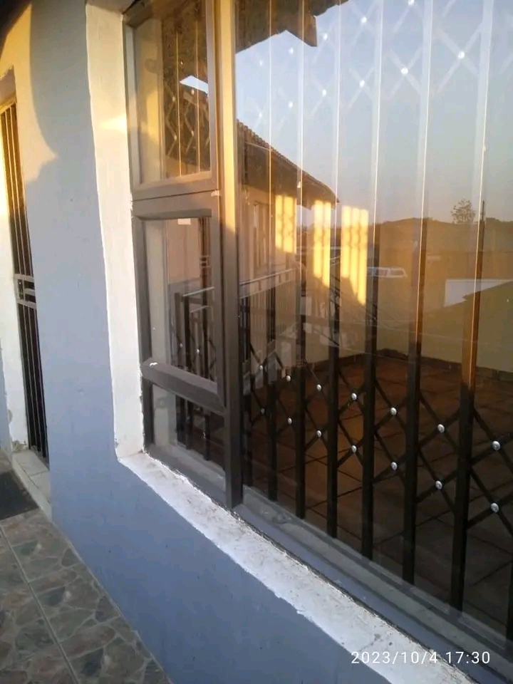 Cottage available in ext25 for 2500 +2500 dep  in Vosloorus