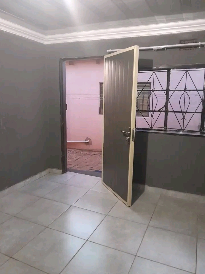Room to rent at ema14 
five minutes to score  in Ivory Park
