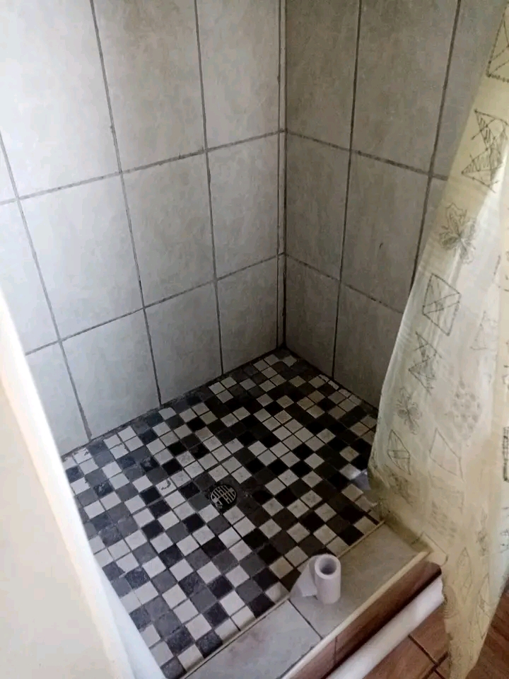 Room self contained
secure yard
r2200  in Roodekop