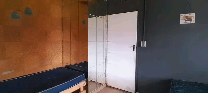 Room to rent in ce2 r2800

neat and spaciou  in Vanderbijlpark