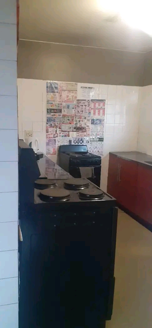 A clean medium sized room available for renta  in Sunnyside