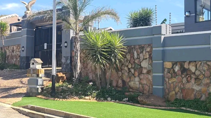 Rental - it’s a smart, upmarket fully furni  in Mondeor