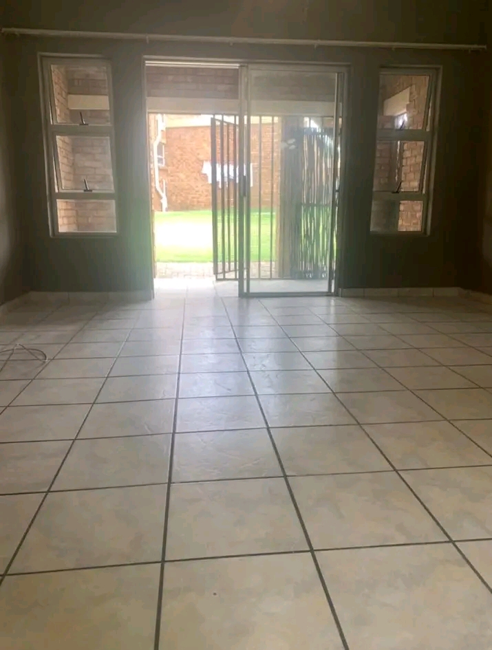This gorgeous and clean apartment is located   in Birchleigh