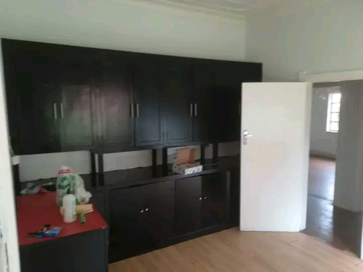 Big room inside the house u share kitchen and  in Delville