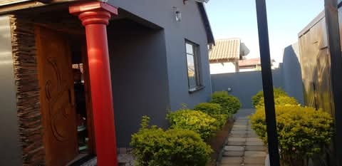 A 3 bedroom house is available in midrand
re  in Rabie ridge