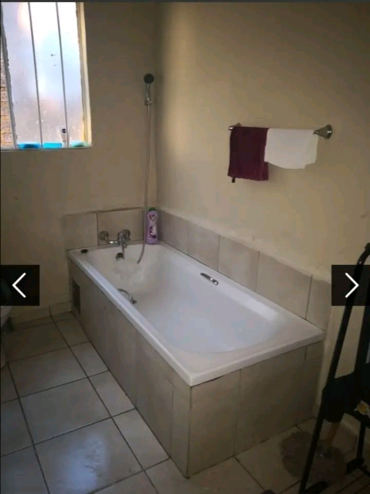 2 bedroom cottage to rent ext 7 
dining
kit  in Cosmo City