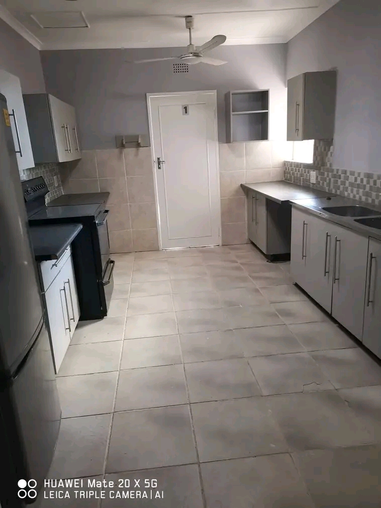 Room available available 
rent is r2950, dep  in Randpark Ridge