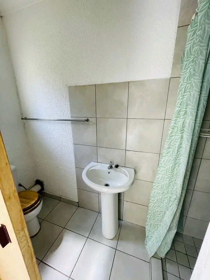 Newly renovated bachelor with open plan kitch  in Kempton Park
