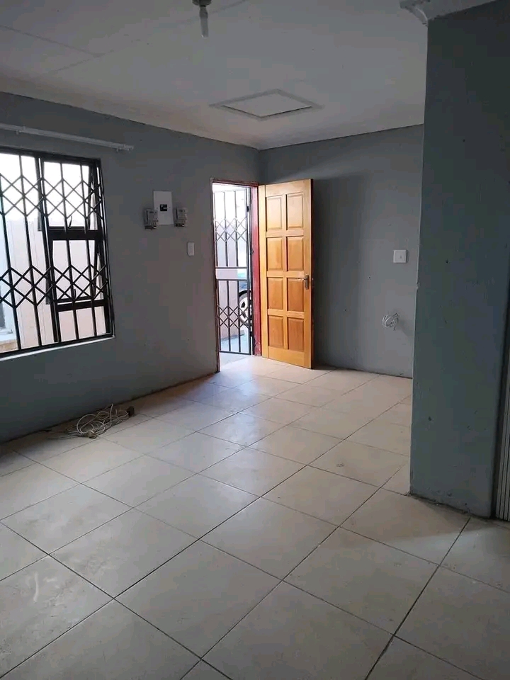 Ensuite room available for rental in ext26 fr  in Protea Glen