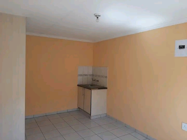 Neat room accommodation in close proximity to  in Vosloorus